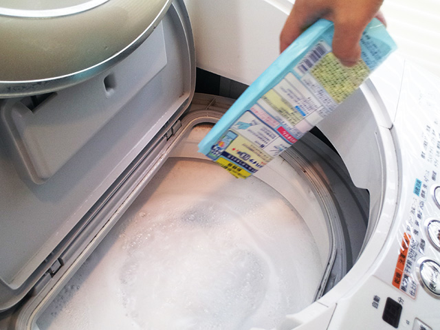 面倒な洗濯機掃除が簡単に！汚れがごっそり取れる洗い方のコツ