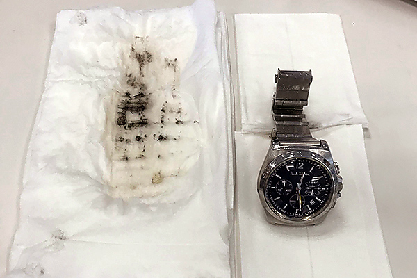 腕時計の隙間に入り込んだ皮脂汚れも、アルカリ電解水を吹きかけるだけで落とせます。