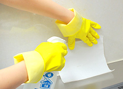 落としたい汚れの箇所にキッチンペーパーを手で押さえ、強力電解水クリーナーを噴霧します。