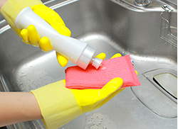 ご自宅にあるシンク用洗剤をキッチン万能スポンジに適量つけます。